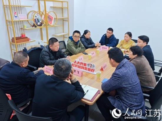 “紅興會客廳”，一場助企紓困協(xié)調(diào)會正在進(jìn)行。人民網(wǎng) 徐晨曦攝