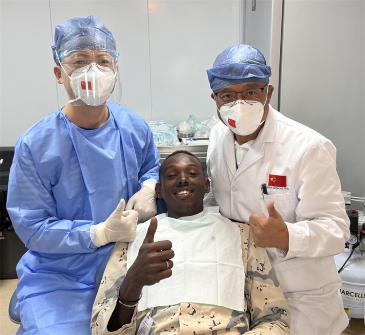 援吉醫(yī)療隊(duì)口腔科王瑋主任與“和平方舟”號醫(yī)院船醫(yī)務(wù)人員共同為一名當(dāng)?shù)匮浪柩谆颊咴\療。中國（山西）第23批援吉布提醫(yī)療隊(duì)供圖