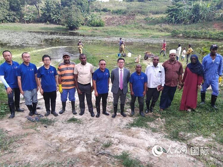 滅螺現(xiàn)場(chǎng)。施亮攝