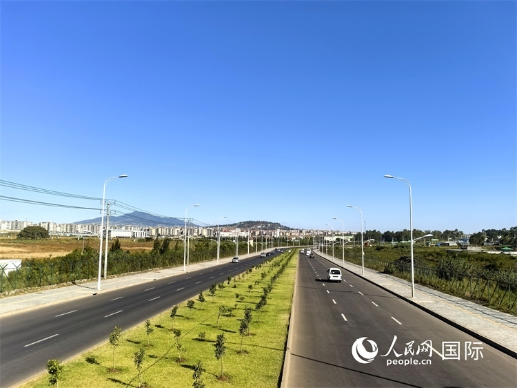 新近完工的埃塞俄比亞卡里提環(huán)線—布爾布拉—克林圖公路遠景。張洪衛(wèi)攝