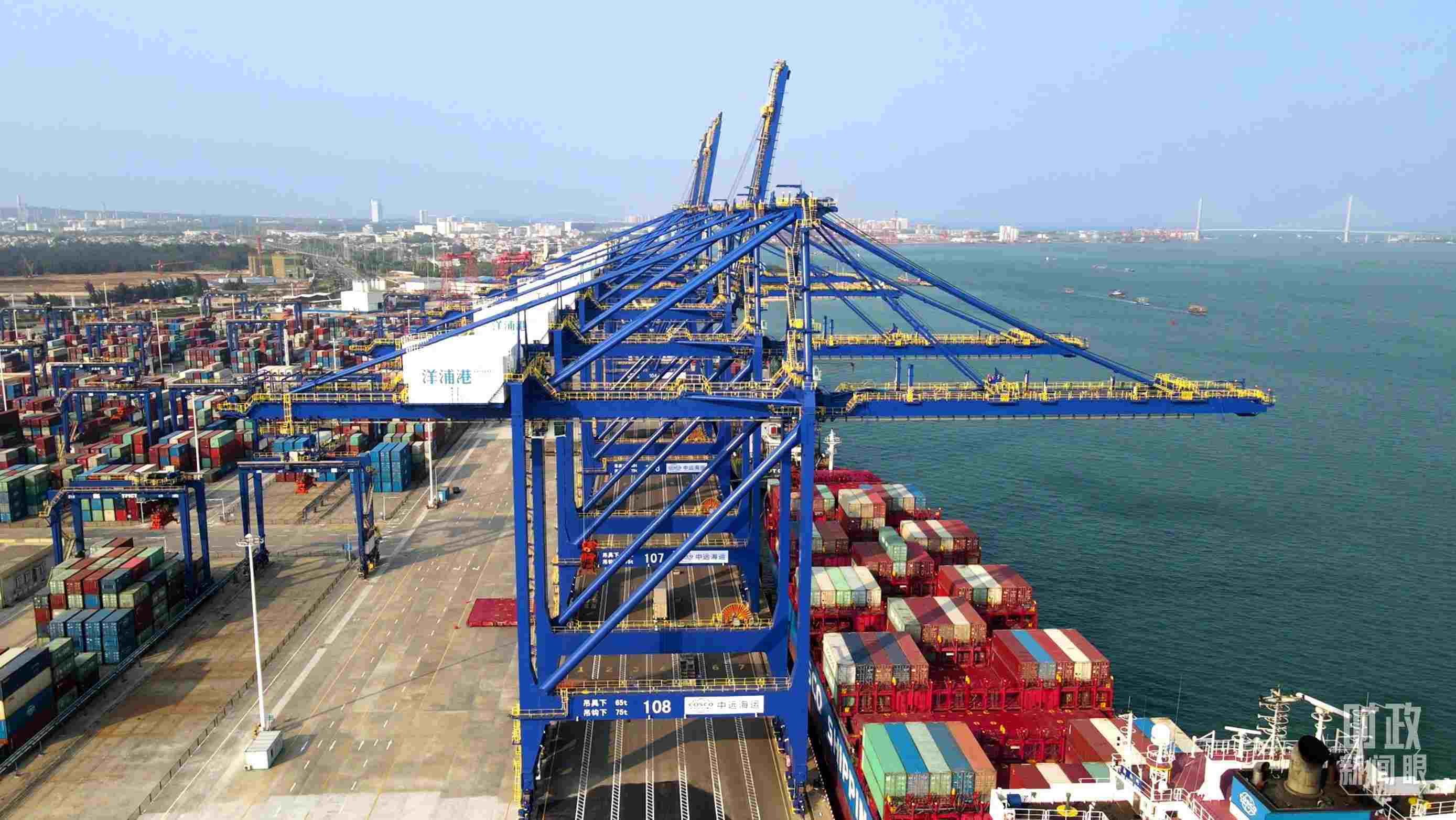 海南洋浦國際集裝箱碼頭小鏟灘港區(qū)。（總臺央視記者彭漢明拍攝）