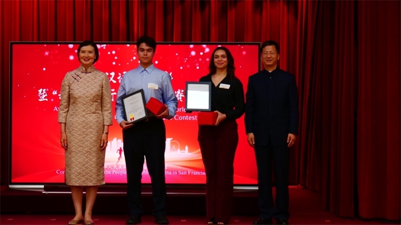 駐舊金山總領事張建敏及其夫人鄭心為選手頒獎。李鑫江攝