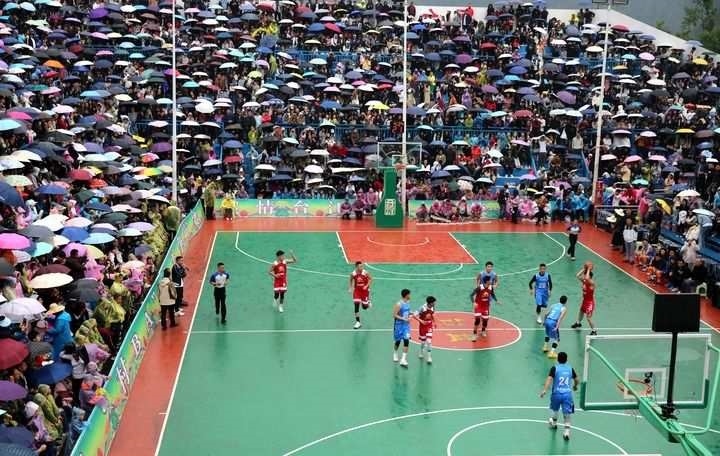 2024年5月1日，人們在貴州省黔東南苗族侗族自治州臺江縣臺盤鄉(xiāng)臺盤村觀看“村BA”球王爭霸賽。 新華社發(fā)（余天英 攝）