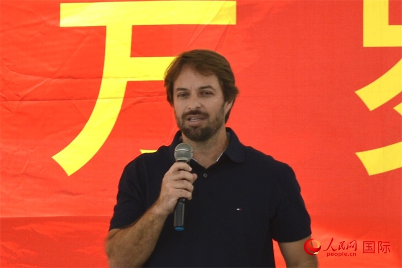 里約州環(huán)境與可持續(xù)發(fā)展廳副廳長費利佩·克魯奇克在捐贈活動上致辭。人民網(wǎng)記者 陳海琪攝