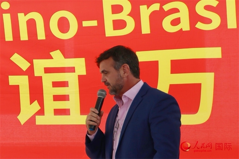 里約州國家環(huán)境研究所所長雷納托·若爾當在捐贈活動上致辭。人民網(wǎng)記者 陳海琪攝