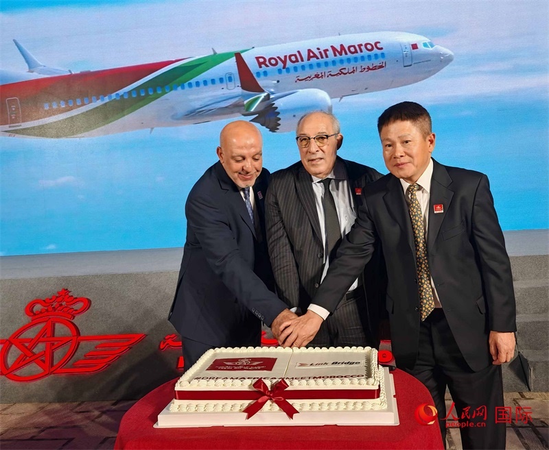 中摩雙方嘉賓共同切蛋糕，慶祝兩國直飛復航。人民網(wǎng)記者 李琰攝