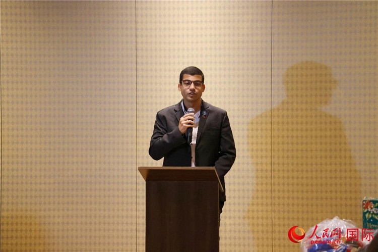 里約市政府代表、國際關(guān)系顧問菲利普在捐贈(zèng)活動(dòng)上致辭。人民網(wǎng)記者 陳海琪攝