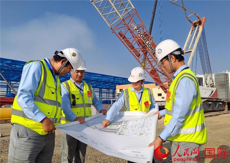 管理團(tuán)隊(duì)現(xiàn)場查看項(xiàng)目進(jìn)展。人民網(wǎng)記者 管克江攝