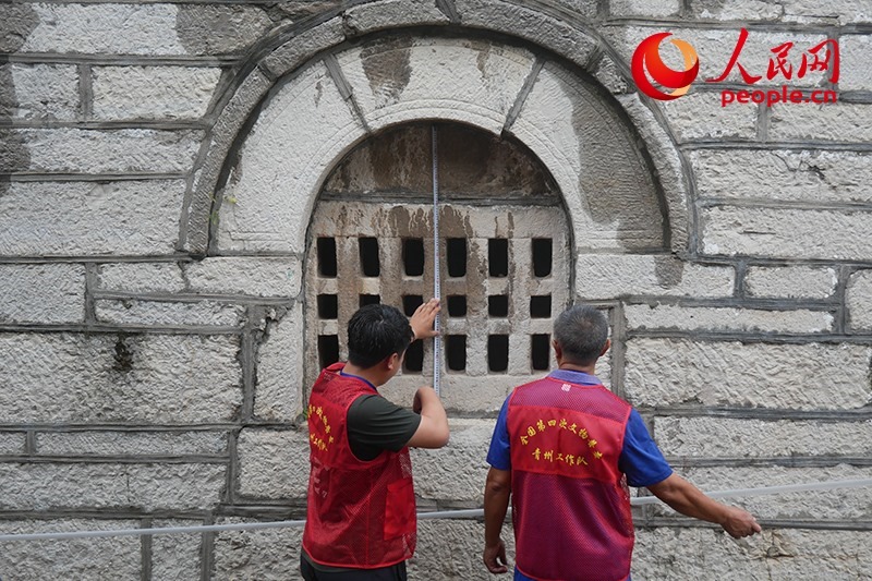 9月14日，山東青州，文物普查隊(duì)員正在實(shí)地調(diào)查。人民網(wǎng)記者 韋衍行攝