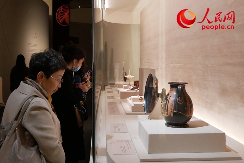 11月13日，觀眾正在國博參觀“美的多元——古希臘的藝術(shù)與生活”展。人民網(wǎng)記者 韋衍行攝