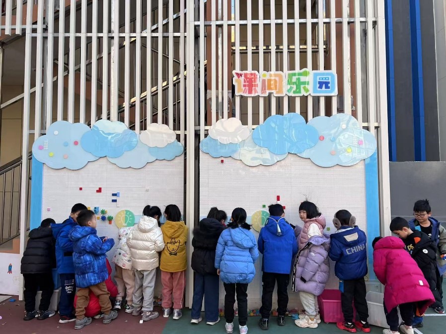 學(xué)生們在課間樂園玩拼圖。人民網(wǎng) 白炅攝