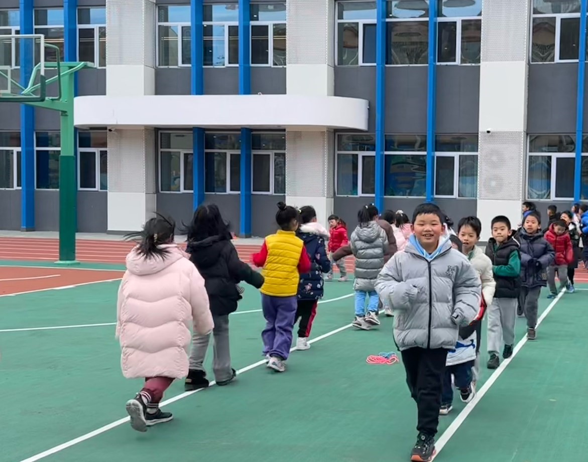 一年級的同學(xué)課間跑步 。學(xué)校供圖