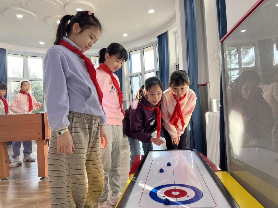 學(xué)生們在少先隊大廳進(jìn)行課間活動。人民網(wǎng) 白炅攝