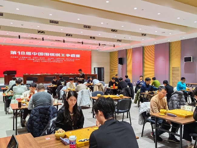 棋手在比賽中。人民網(wǎng)記者 李乃妍攝