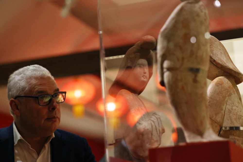 2024年11月18日，在位于法國巴黎的吉美國立亞洲藝術(shù)博物館，一名觀眾參觀“中國·唐——一個(gè)多元開放的朝代（7至10世紀(jì)）”展覽。新華社記者 高靜 攝