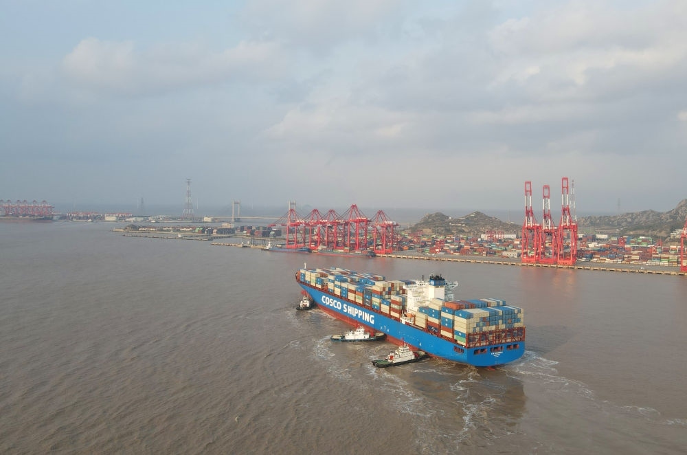 “新上?！陛喌诌_(dá)洋山港，這是自秘魯錢凱港開港后首個(gè)“錢凱—上?！闭胶酱危?024年12月18日攝，無人機(jī)照片）。新華社記者 方喆 攝