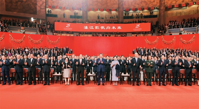 2024年12月19日晚，慶祝澳門回歸祖國25周年文藝晚會在澳門東亞運動會體育館舉行。中共中央總書記、國家主席、中央軍委主席習近平觀看演出。晚會最后，習近平同全場觀眾一起高唱《歌唱祖國》。 新華社記者 丁林/攝