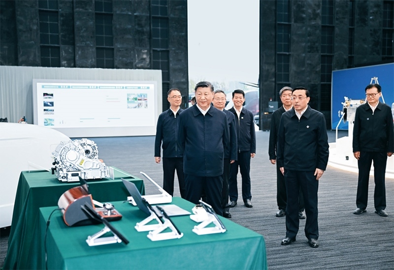 2024年10月17日至18日，中共中央總書記、國家主席、中央軍委主席習近平在安徽考察。這是17日下午，習近平在合肥濱湖科學城察看安徽省重大科技創(chuàng)新成果集中展示。 新華社記者 謝環(huán)馳/攝