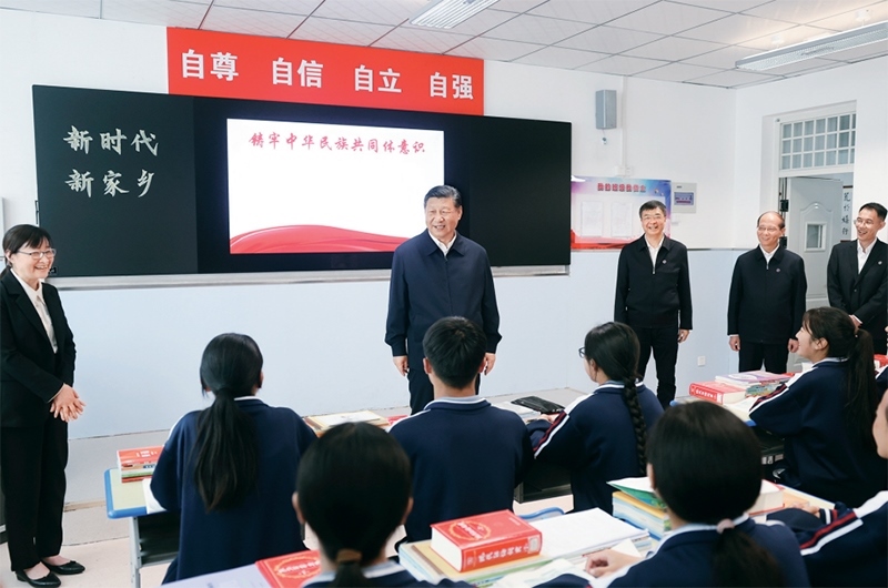 2024年6月18日至19日，中共中央總書記、國家主席、中央軍委主席習近平在青海考察。這是18日下午，習近平在果洛西寧民族中學高一（1）班觀摩“新時代、新家鄉(xiāng)”主題思政課。 新華社記者 鞠鵬/攝