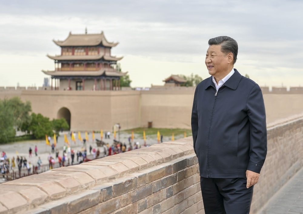 2019年8月20日上午，習(xí)近平總書(shū)記來(lái)到嘉峪關(guān)關(guān)城，登上城樓察看關(guān)城整體面貌，聽(tīng)取河西走廊長(zhǎng)城、關(guān)隘歷史文化情況介紹。新華社記者 謝環(huán)馳 攝