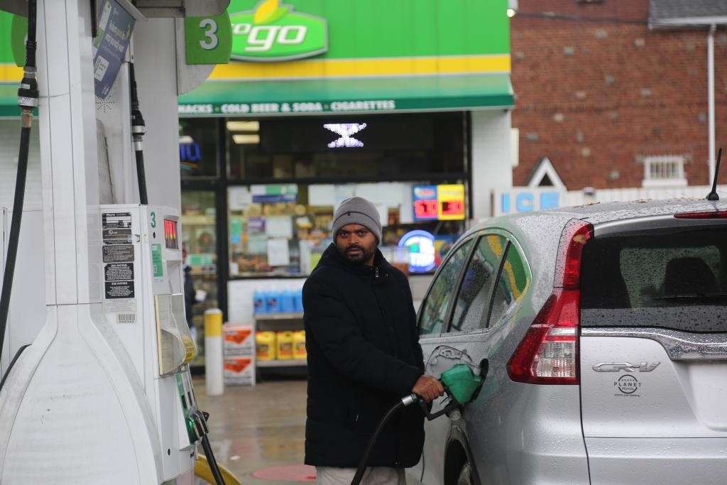 2024年12月11日，一名男子在美國(guó)紐約一處加油站加油。新華社記者劉亞南 攝