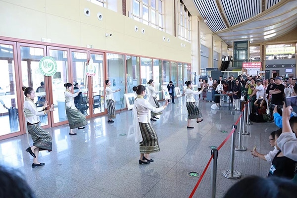 演員在中老鐵路瑯勃拉邦車站表演節(jié)目。蓬屏攝