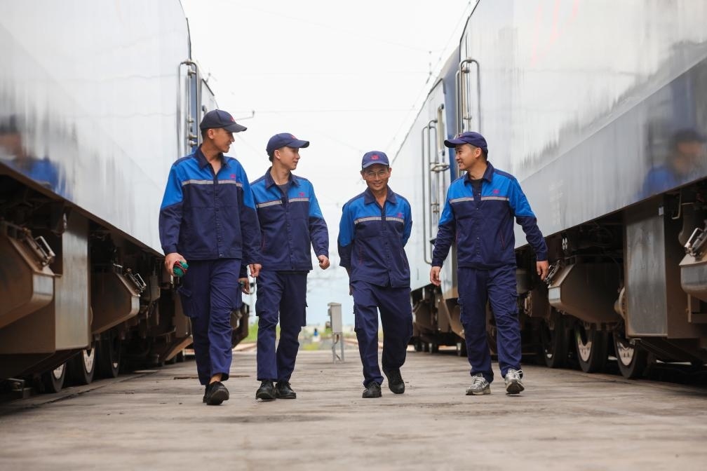 2024年9月9日，來(lái)自中國(guó)、老撾的師徒4人在中老鐵路萬(wàn)象運(yùn)營(yíng)管理中心的機(jī)車檢修庫(kù)內(nèi)。新華社發(fā)（楊永全攝）