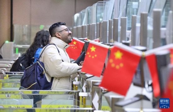 1月2日，國外旅客通過大興機場邊檢站入境。新華社記者 李欣 攝