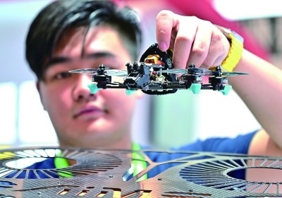 在首屆晉江科技成果轉化對接洽談會智能裝備展位，工作人員在展示無人機研究成果。新華社發(fā)