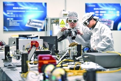 科研人員在中國科學院西安光學精密機械研究所阿秒科學與技術研究中心做實驗。新華社發(fā)