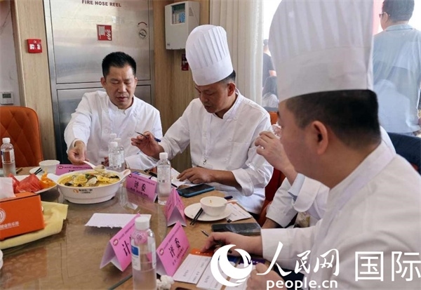 評(píng)委正在品嘗菜品并打分。人民網(wǎng)記者 管克江攝