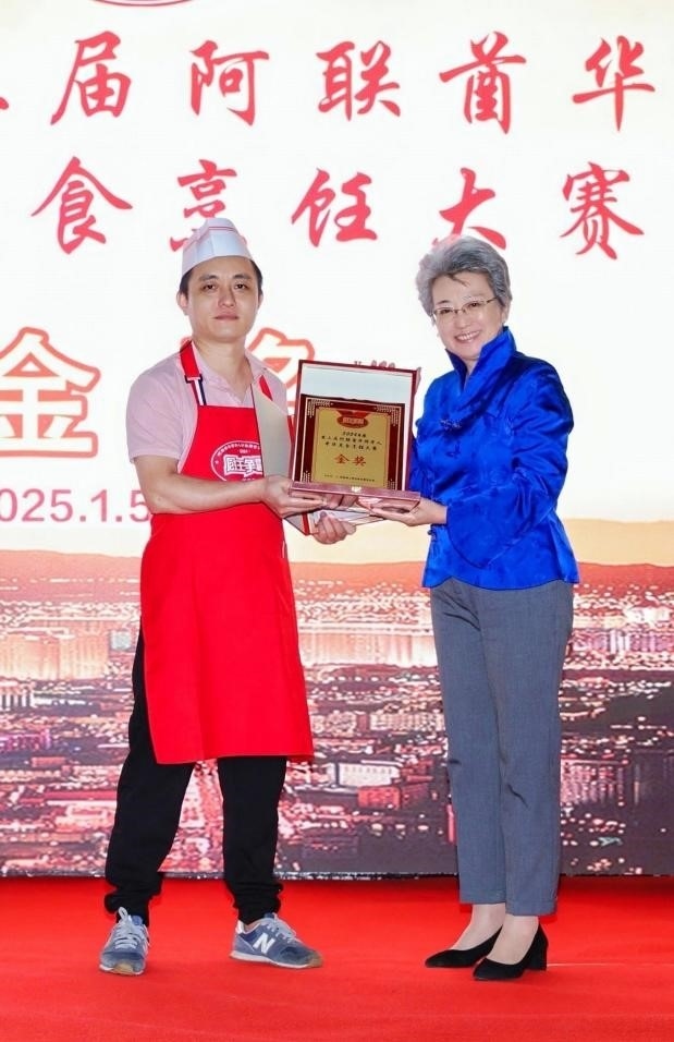 中國(guó)駐迪拜總領(lǐng)事歐渤芊（右）為金獎(jiǎng)獲得者頒獎(jiǎng)。主辦方供圖