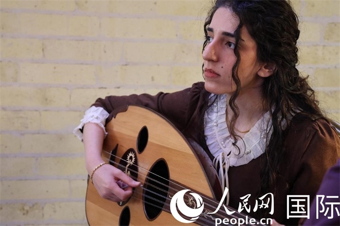 烏德琴女學(xué)員邁希恩。人民網(wǎng) 伊納斯·易卜拉欣攝