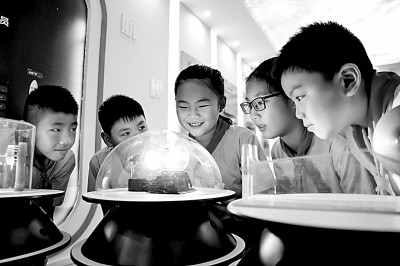 江西省南昌市青云客航天科創(chuàng)空間青少年科普館，孩子們?cè)谟^察光壓傳動(dòng)試驗(yàn)。鮑贛生攝/光明圖片