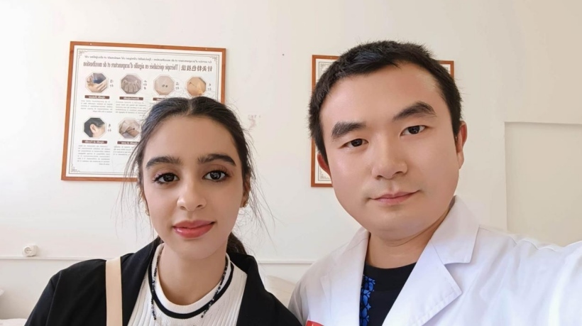 康復(fù)后的阿斯瑪與中國醫(yī)生梁敏。中國援阿爾及利亞醫(yī)療隊(duì)供圖