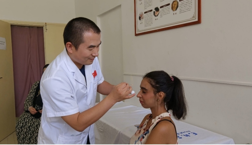 中國醫(yī)生為患者針灸治療。中國援阿爾及利亞醫(yī)療隊(duì)供圖