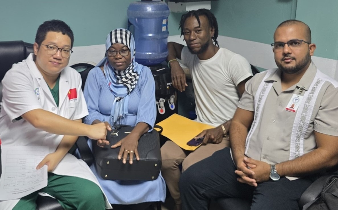 第20期中國援圭亞那醫(yī)療隊成員與患者及其家屬合影。第20期中國援圭亞那醫(yī)療隊供圖