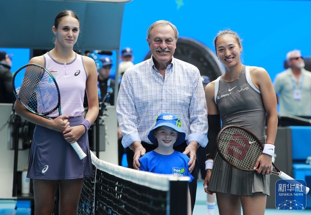 ↑鄭欽文（右）、托多尼（左）在比賽前與澳大利亞網(wǎng)球名將約翰·紐康姆合影。新華社記者 馬平 攝