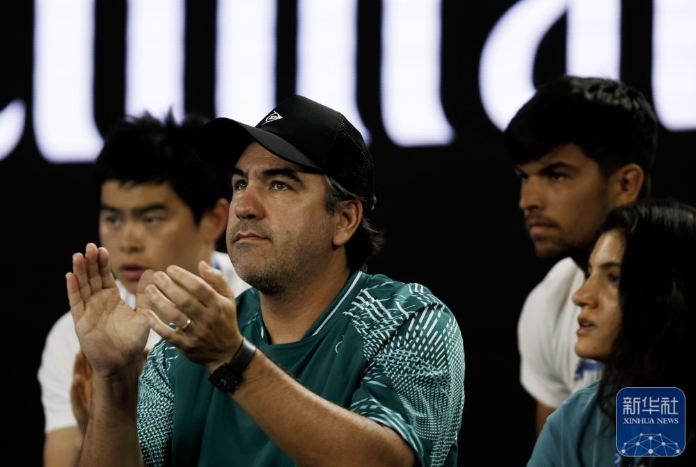 ↑鄭欽文的教練丹特·博蒂尼（中）在場(chǎng)邊觀賽。新華社記者 馬平 攝