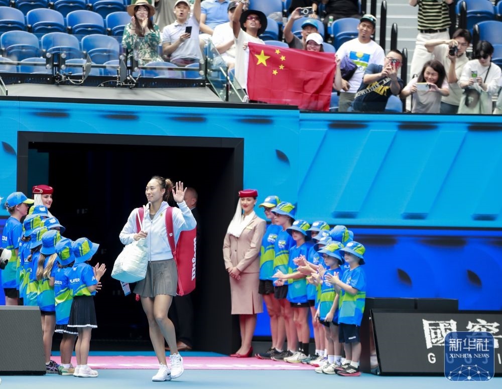 ↑鄭欽文在比賽前入場(chǎng)。新華社記者 馬平 攝