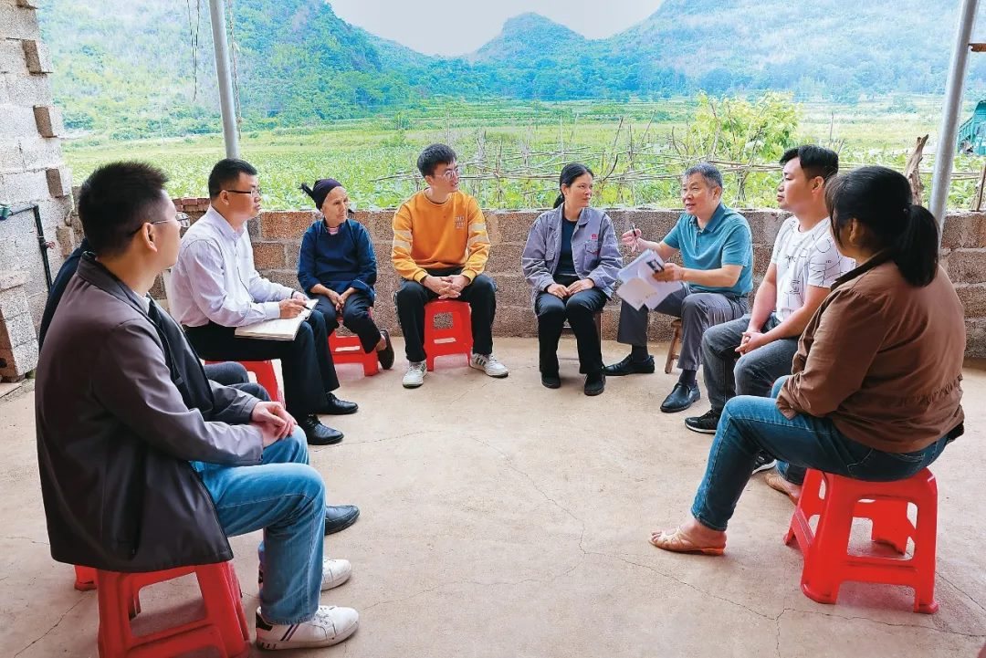 △法學(xué)會法律咨詢專家等入戶走訪、調(diào)解糾紛。