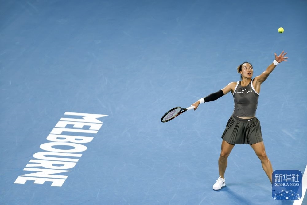 ↑鄭欽文在比賽中發(fā)球。新華社記者 馬平 攝