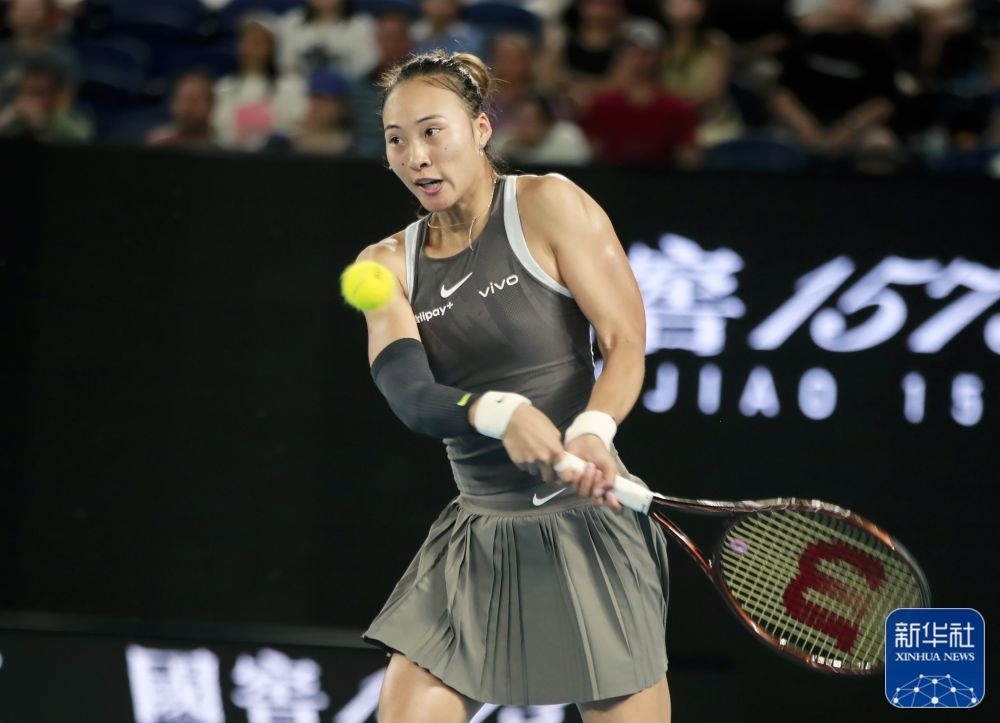 ↑鄭欽文在比賽中回球。新華社記者 馬平 攝