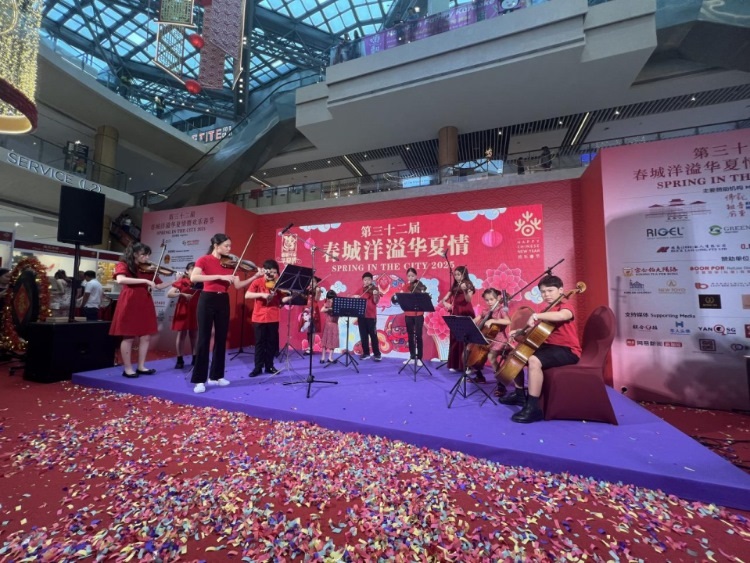 來(lái)自中國(guó)和新加坡的藝術(shù)團(tuán)體聯(lián)袂表演了歌舞、器樂(lè)、武術(shù)、雜技等多種形式的文藝節(jié)目?；顒?dòng)主辦方供圖