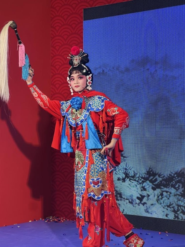 來(lái)自中國(guó)和新加坡的藝術(shù)團(tuán)體聯(lián)袂表演了歌舞、器樂(lè)、武術(shù)、雜技等多種形式的文藝節(jié)目。活動(dòng)主辦方供圖