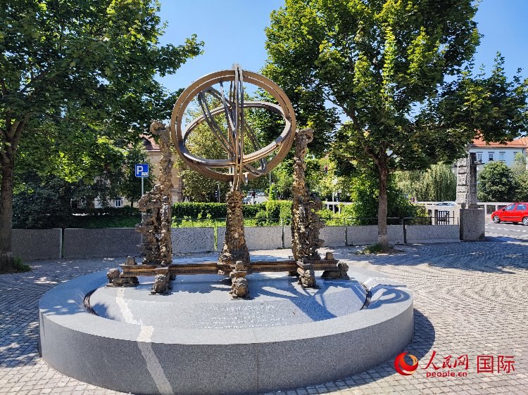 位于盧布爾雅那古城中心河畔的中斯友好紀(jì)念碑。人民網(wǎng)記者 謝亞宏攝