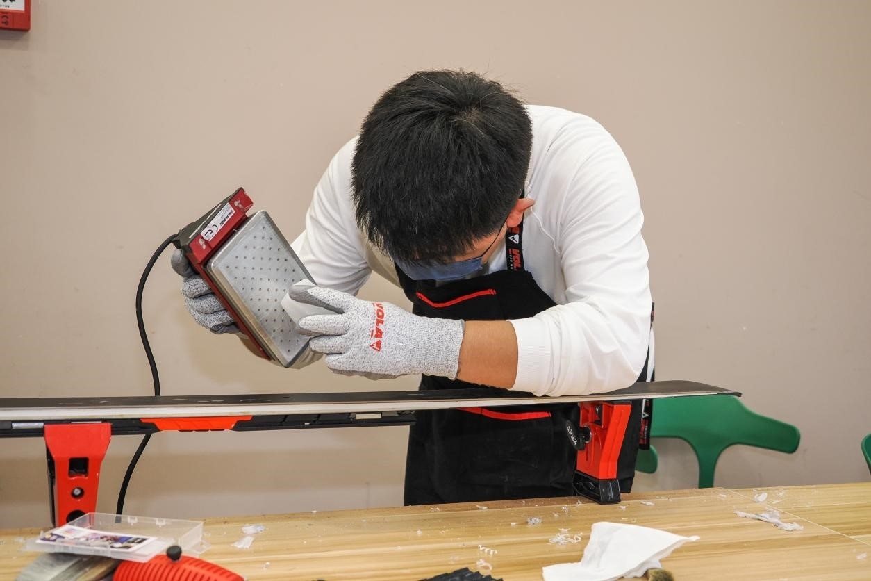 米嘉軒正在給雪板打蠟。受訪者供圖