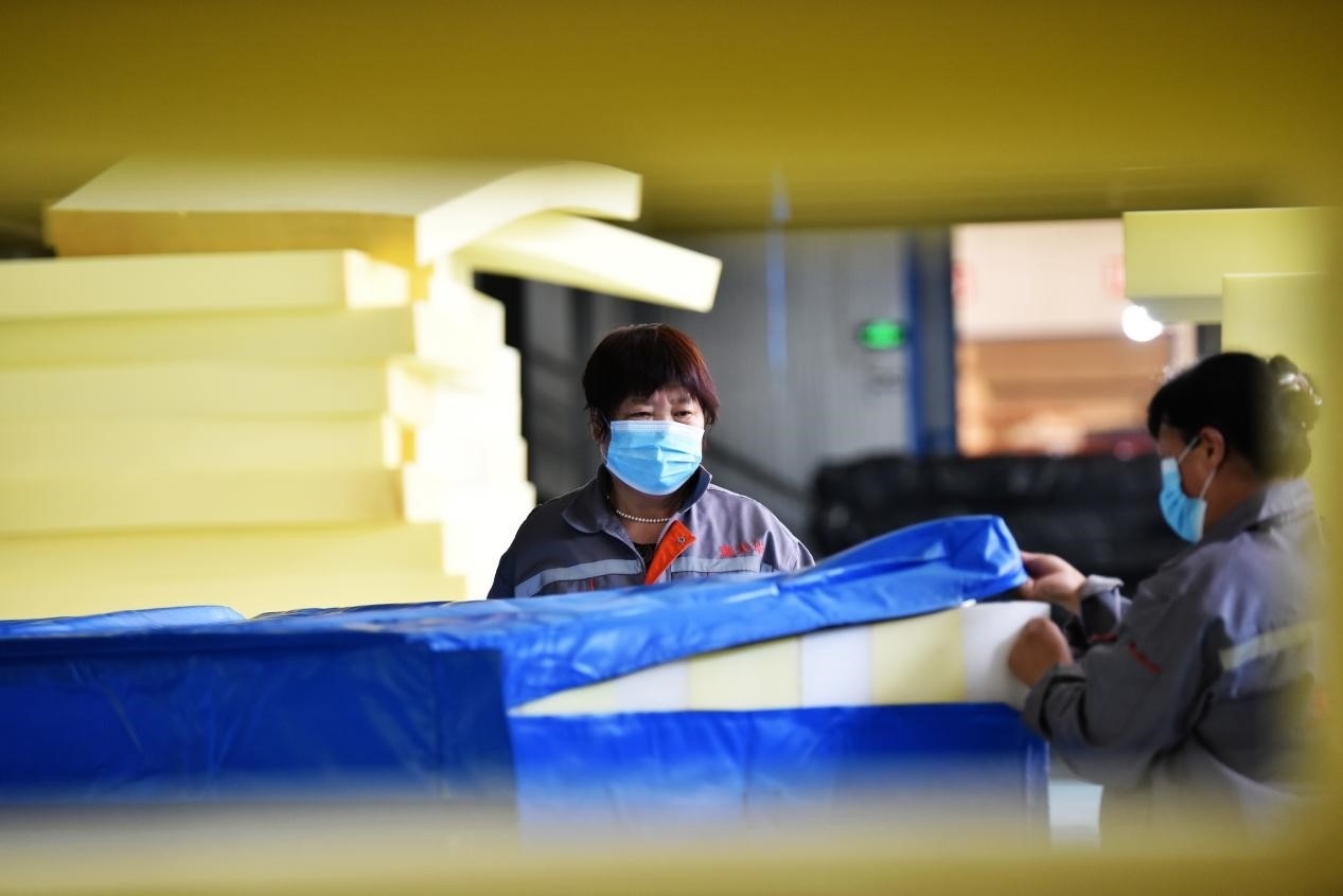 定州市某公司生產的短道速滑防護墊、速度滑冰防護墊、雪上防護墊等產品。白永民攝