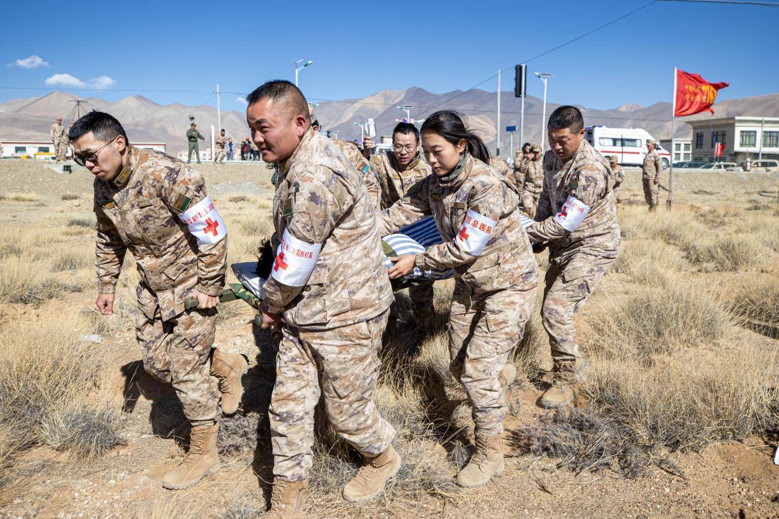 1月9日，日喀則定日縣長(zhǎng)所鄉(xiāng)，西藏軍區(qū)總醫(yī)院醫(yī)療隊(duì)隊(duì)員將受傷村民用擔(dān)架從救護(hù)車準(zhǔn)備抬上直升機(jī)，轉(zhuǎn)運(yùn)至拉薩的西藏軍區(qū)總醫(yī)院救治。人民日?qǐng)?bào)記者張武軍攝