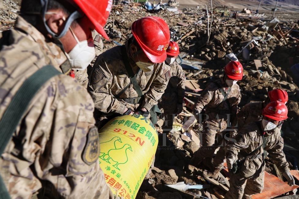 1月10日，定日縣長(zhǎng)所鄉(xiāng)古榮村，武警官兵幫助受災(zāi)群眾整理廢墟，搶救被掩埋的物資。環(huán)球時(shí)報(bào)記者崔萌攝